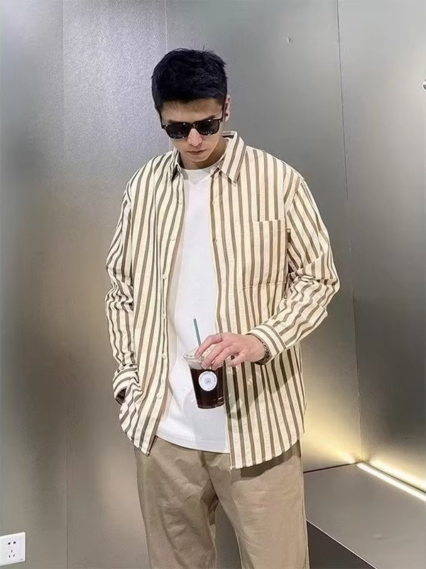 Camisa de manga larga con costuras a rayas verdes de estilo cocido ligero para hombre