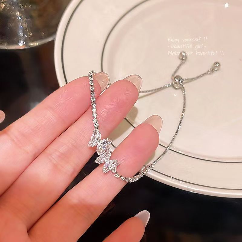 Light luxury niche exquisite zircon bow bracelet female online celebrity with high-end design pull-out jewelry wholesale