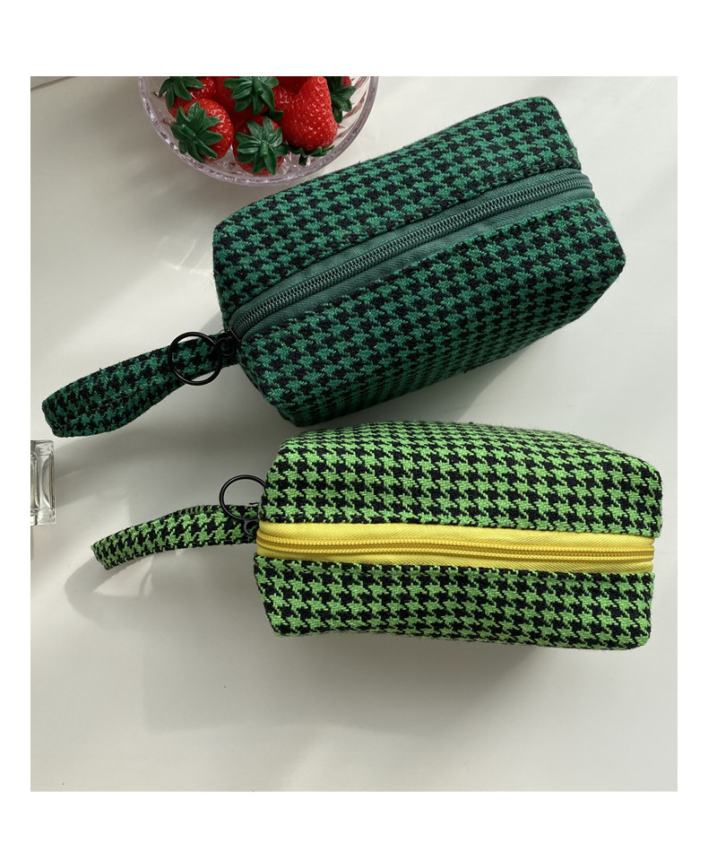 19171 Korean-style woolen checkered artistic pen case, ins Japanese-style storage and organization bag, canvas cosmetic bag, stationery bag Application Scenario
