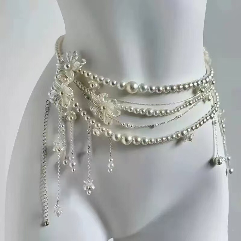 蝶の金属の腰のチェーンの女性は腰を収めてやせています。|undefined
