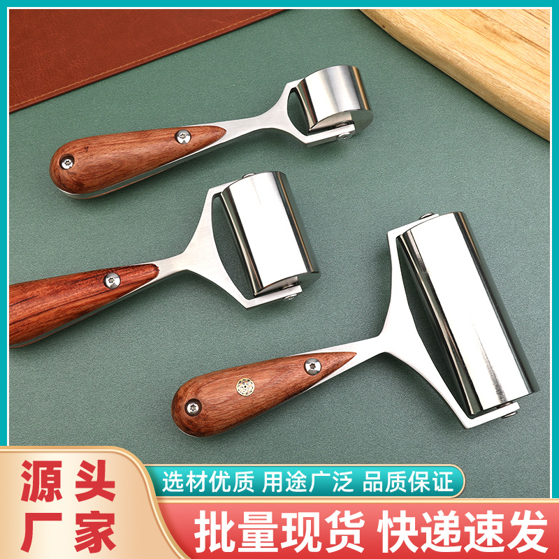 Original mango de madera rodillo rueda de empuje rodillo herramienta de prensado de cuero rodillo de borde oscuro borde grande rodillo de hierro