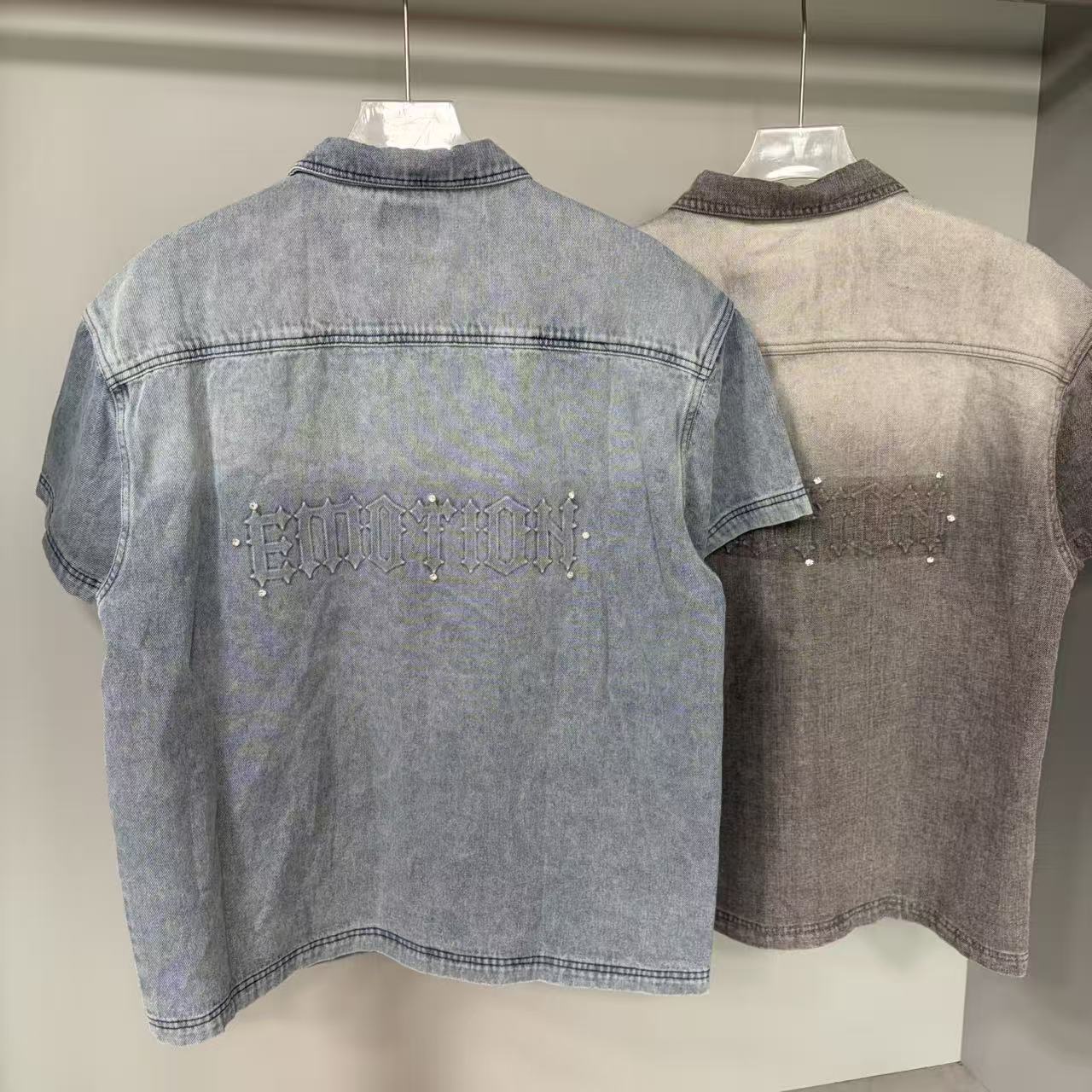 Marchio di tendenza transfrontaliero europeo-americano MIXED&EMOTION Camicia a maniche corte in denim con lettere paisley in rilievo per uomo e_voghion.com