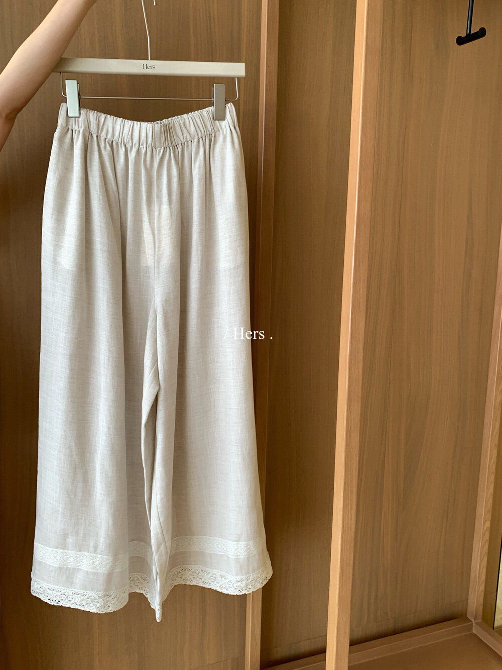 Quần culottes nữ ống rộng cạp cao chun eo viền ren dáng suông — màu trắng, xanh lá cây, yến mạch chi tiết 24