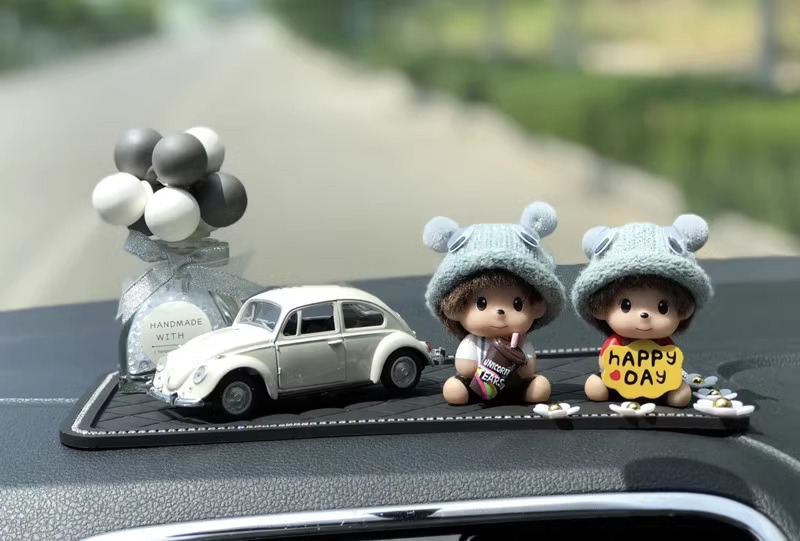 Cute car decoration car perfume ornaments creative personality Mengqiqi center console car interior supplies balloon women