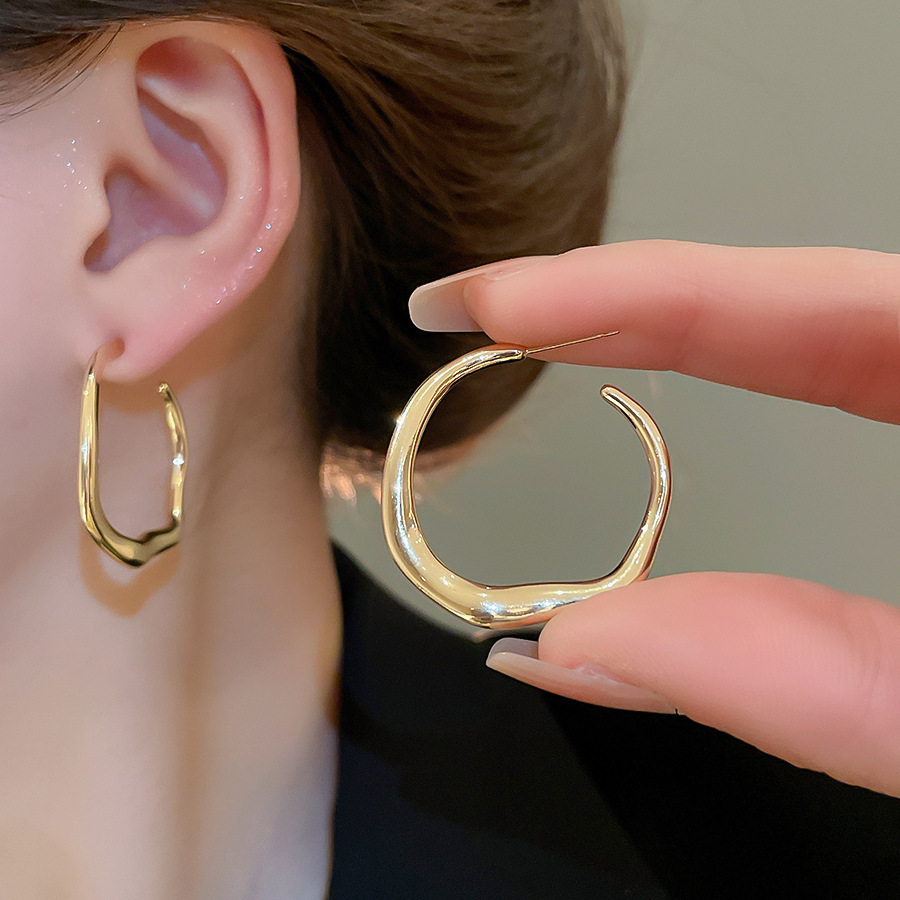 Pendientes ovalados simples de aguja de plata Pendientes de tendencia de personalidad transfronteriza europea y americana Pendientes de diseño de todo fósforo de nicho al por mayor