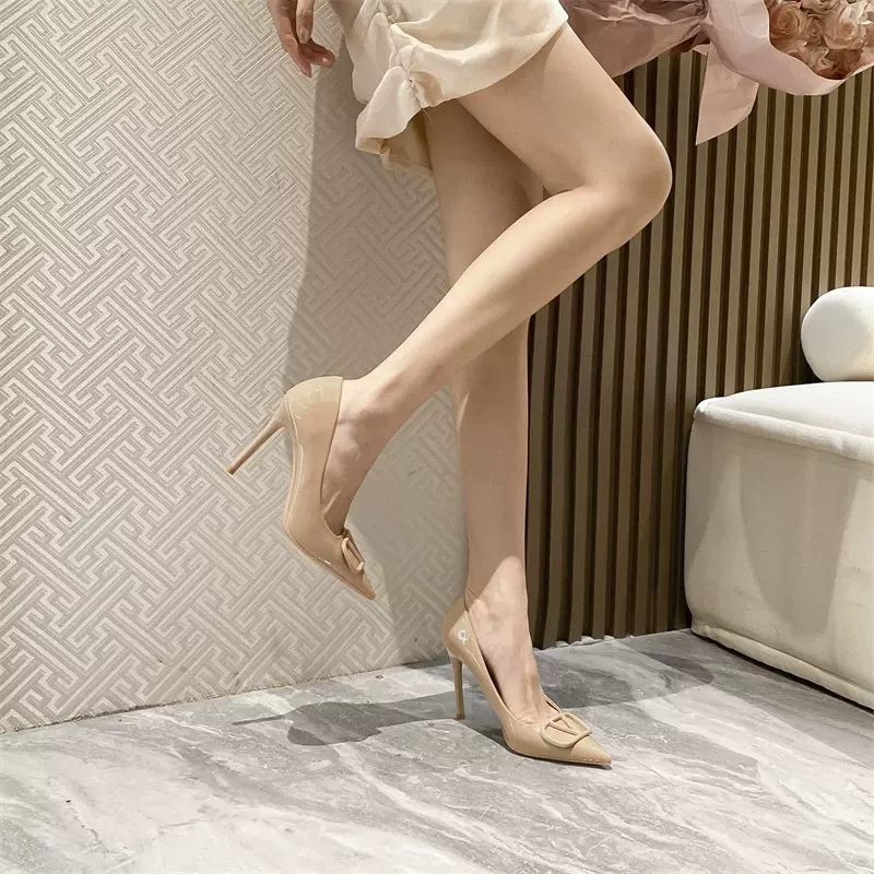 v扣高跟鞋女2024秋冬新款法式尖头小众设计感性感裸色包头单鞋女