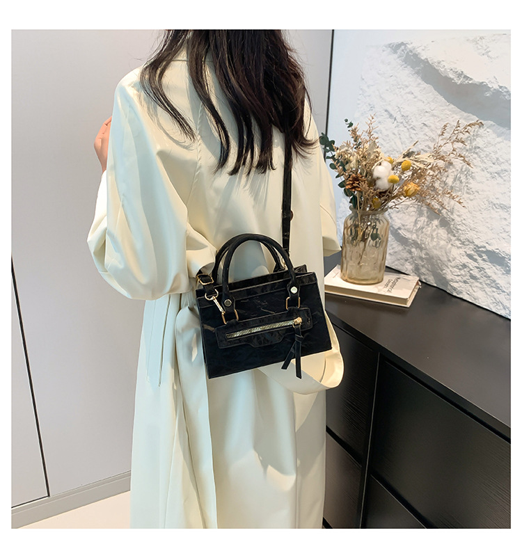 A retro, individualistic, casual single-shoulder crossbody bag for the autumn of 2024, featuring a fashionable, simple and elegant style, and a small square handbag for commuting undefined