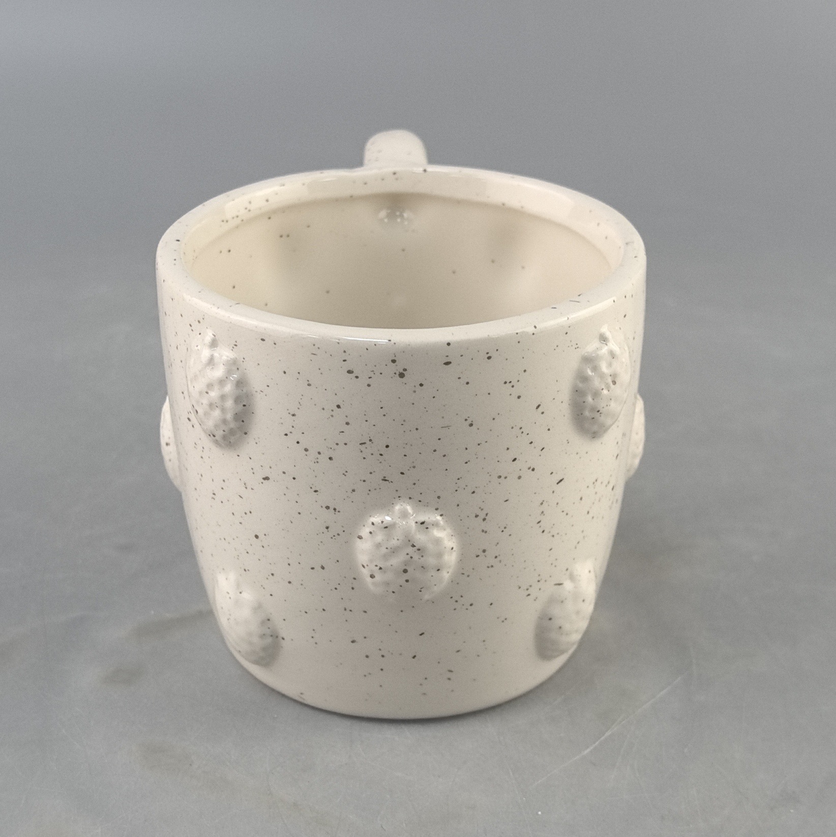 Cerámica creativa en relieve fresas puntos de pulverización tazas de alto valor facial inswind cerámica tazas hechas a mano artesanías de cerámica