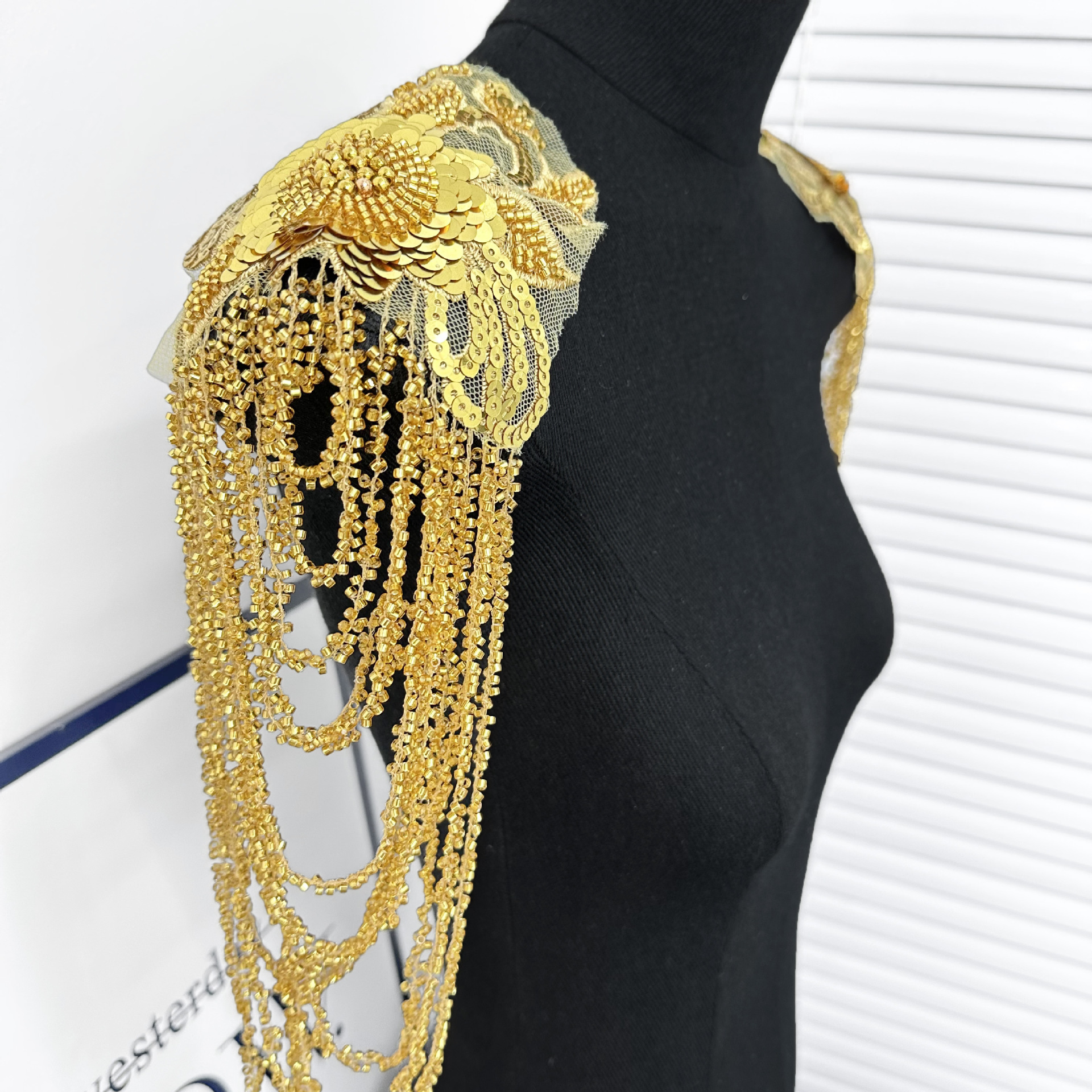 Clavos pesados de estilo europeo y americano con perlas de bordado de perlas negras vestido de hombro cadena esclava de escenario accesorios de decoración