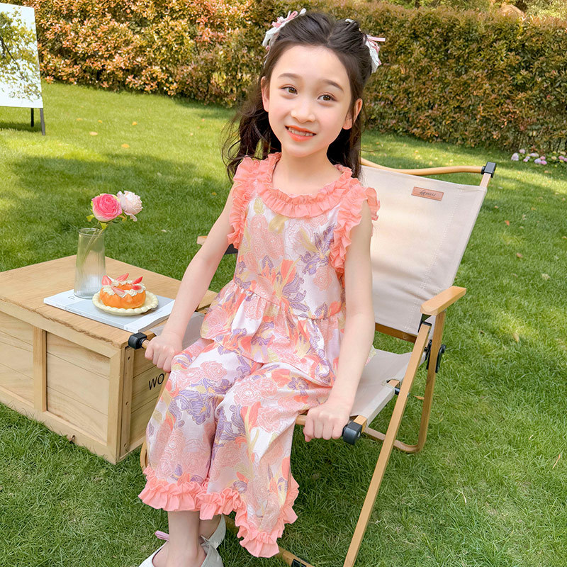 女の子の花の薄いタイプのスーツ2025新型の赤ちゃんの夏のベストの広い足のズボンの2つのセットの子供のファッション的な夏服