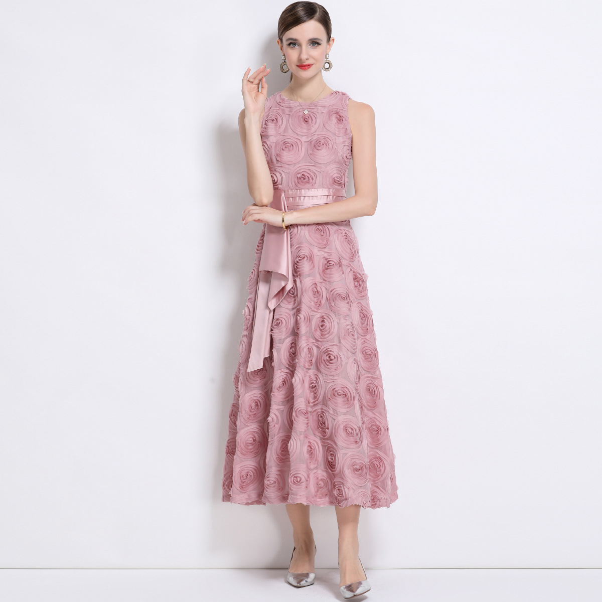Retro design three dimensional solid color dress with a round collar…