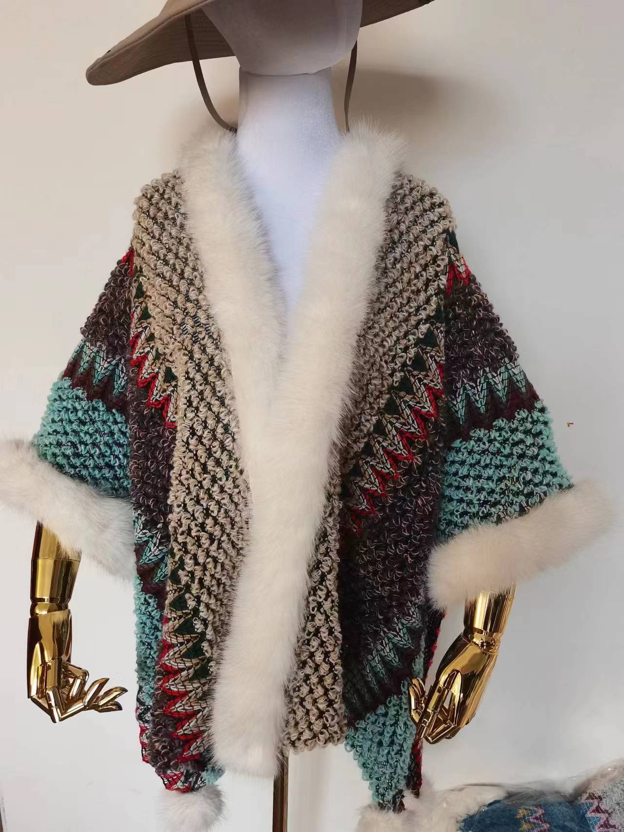 Scialle in stile etnico con collo in pelliccia, scialle a palla appeso, mantello termico_voghion.com