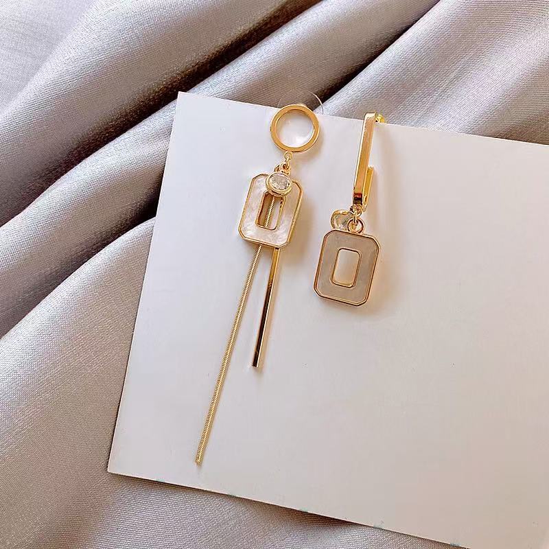 Orecchini a lobo geometrici coreani con nappe e diamanti_voghion.com