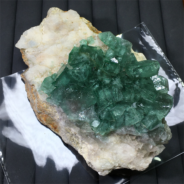 Madagascar Natural Sunlight Green Fluorite Raw Stone Specimen Color Change Green Mineral Crystal 32 sup