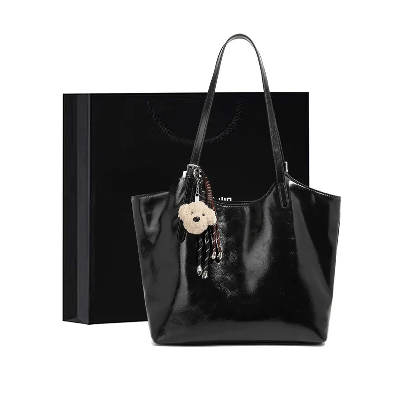 Capacious shoulder bag, one-shoulder bag