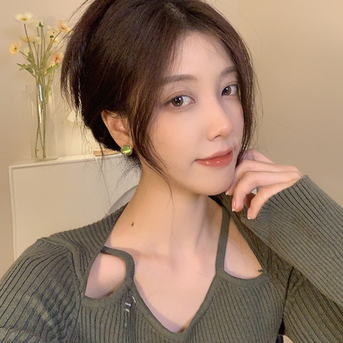 Exquisite commuter cat-eye earrings, fashionable Hong Kong style, Hepburn style, light luxury, retro mosquito coil disc, non-pierced earrings for women