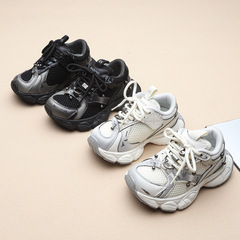 子供のお父さん靴 2025 秋の新男の子メッシュライトソールランニングシューズ女の子ファッショナブルで多用途なカジュアルスポーツシューズ