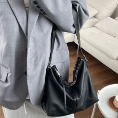 トップの牛革の女性バッグは高級感があります。