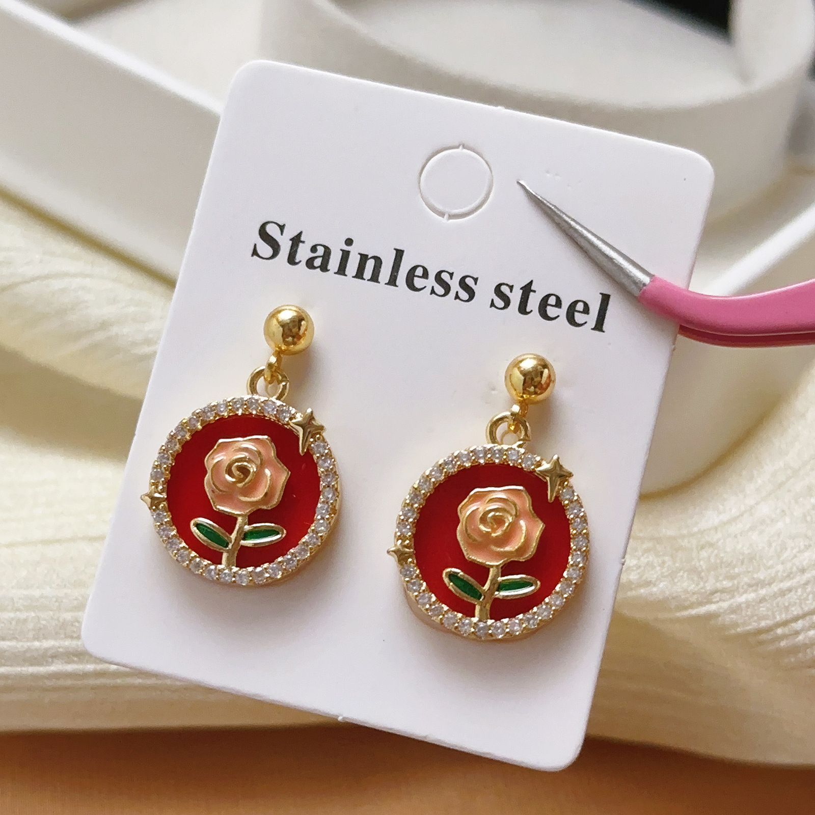Collar de flores de tulipanes brillantes rojos dorados, nicho de lujo ligero para mujeres, diseño de nuevo collar de clavícula joyería