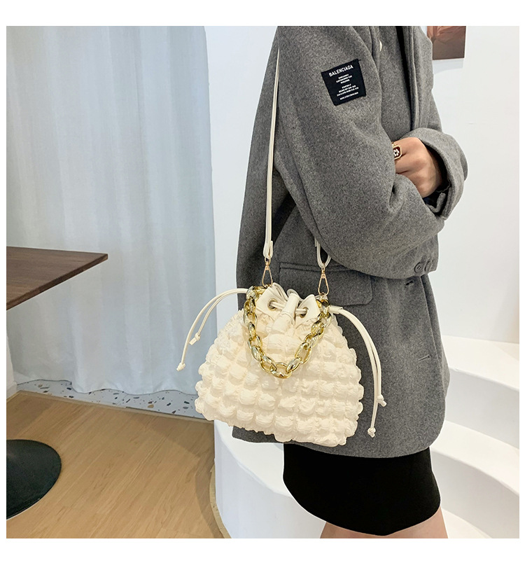 2021 New Casual Design Shrink Drawstring Metal Chainmessenger Bag Fashion Simple Shoulder Bag display picture 9