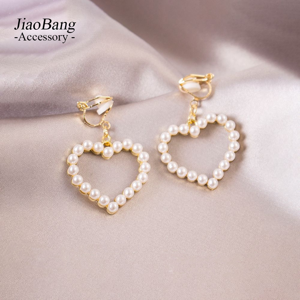 Japón y Corea del Sur Red Red Pearl Love Clip para la oreja Sin perforaciones de la oreja Temperamento de moda Pendientes triangulares de nicho Pendientes elegantes de todo fósforo Mujeres