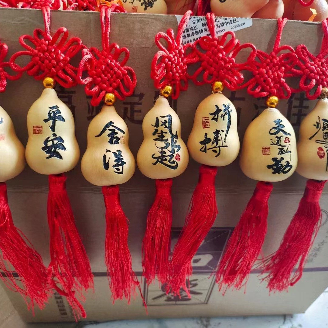 5~ 6cm 큰 통통한 부두에는 중국 매듭이 있는 다양한 상서로운 패턴이 새겨져 있습니다.