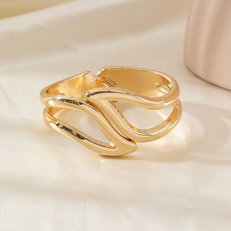 Cross-border hot gold ladies alloy bracelet Greek hollow non-fading alloy opening bracelet manufacturers wholesale