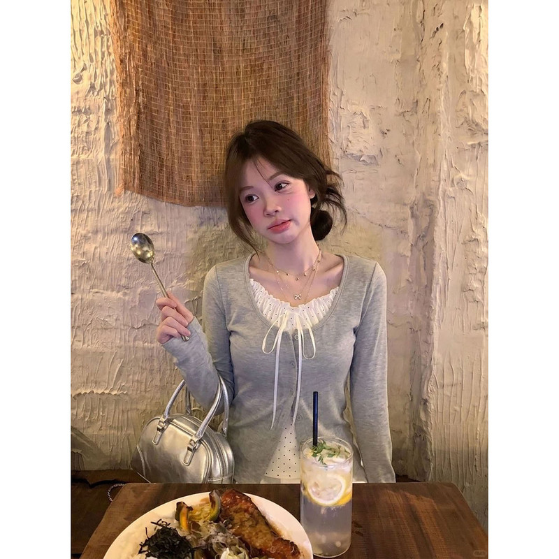 Salt-style square-neck tie-front long-sleeve T-shirt, women's autumn collection, sweet and unique design, faux two-piece top Salt-style square-neck tie-front long-sleeve T-shirt, women's autumn collection, sweet and unique design, faux two-piece top