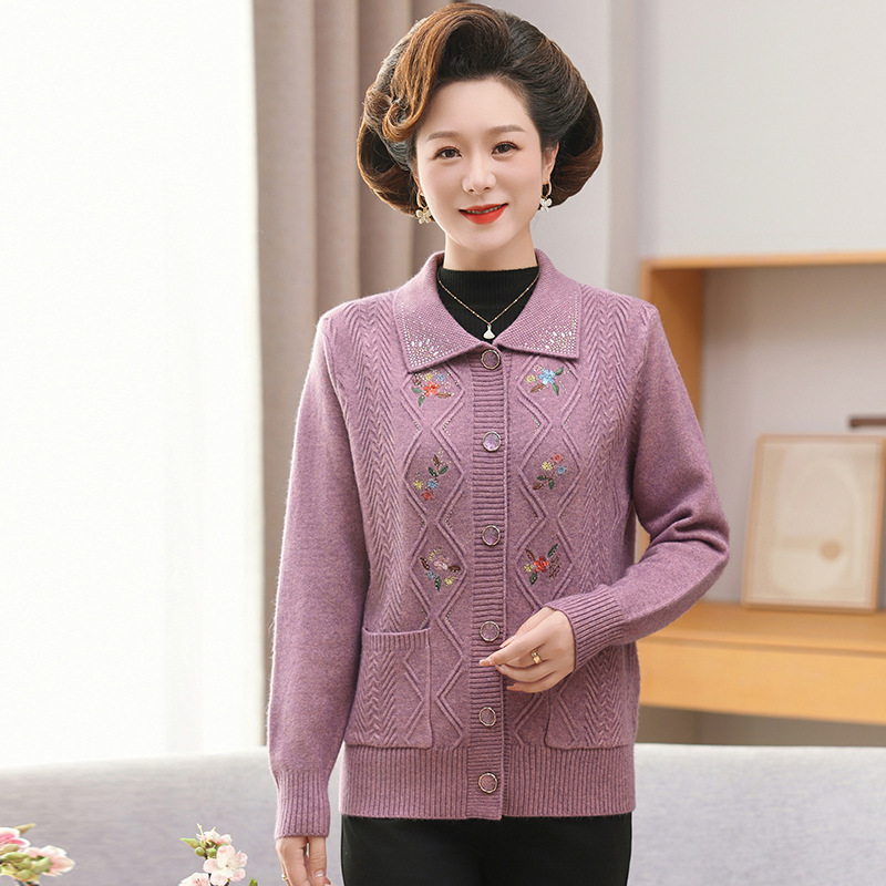 Mother's autumn coat, hooded knitted top, middle-aged and elderly autumn and winter short cardigan jacket, middle-aged plaid clothing Mother's autumn coat, hooded knitted top, middle-aged and elderly autumn and winter short cardigan jacket, middle-aged plaid clothing