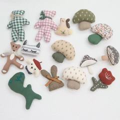 日韓のきのこのウサギの形の子供の服のdiy布芸の小さい清新な熊のブローチの髪飾りの箱の部品