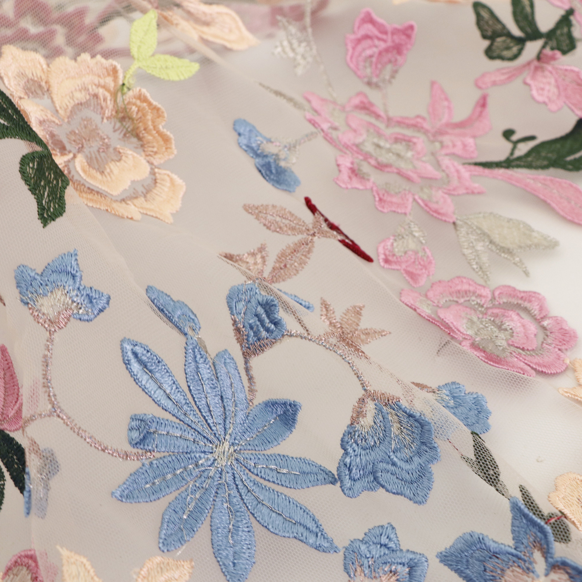 跨境金线彩色3D立体刺绣大定位花软网纱蕾丝布料连衣裙服装面料