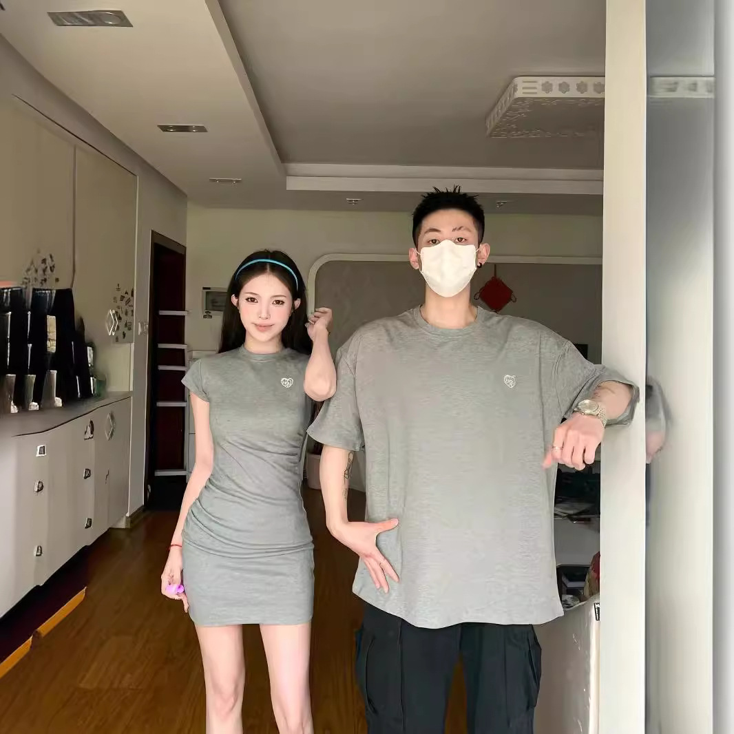 틈새 디자인 센스 커플 의류 여름 2024 한국 스타일 반팔 티셔츠 여성 원피스 프랑스 스타일 원 스커트 원 원피스 인스 타 그램 패션