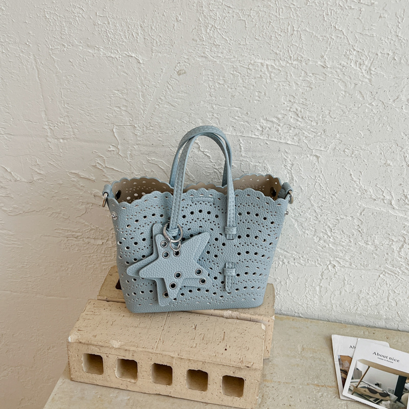 Bolsas de mano de tallado de onda transfronteriza, bolsas de cesta frescas de moda, bolsas de cubo de nicho de estilo extranjero diarias