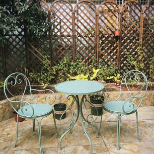 European Style Wrought Iron Table and Chair Garden Villa Balcony Leisure Outdoor Homestay Table and Chair Combination Three-piece Heart-shaped Chair