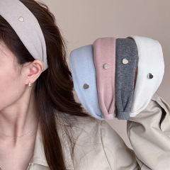 日常の外には広い髪のカチューシャをつけています。女性2025新型の高頭トップのカチューシャは春夏に出かけます。