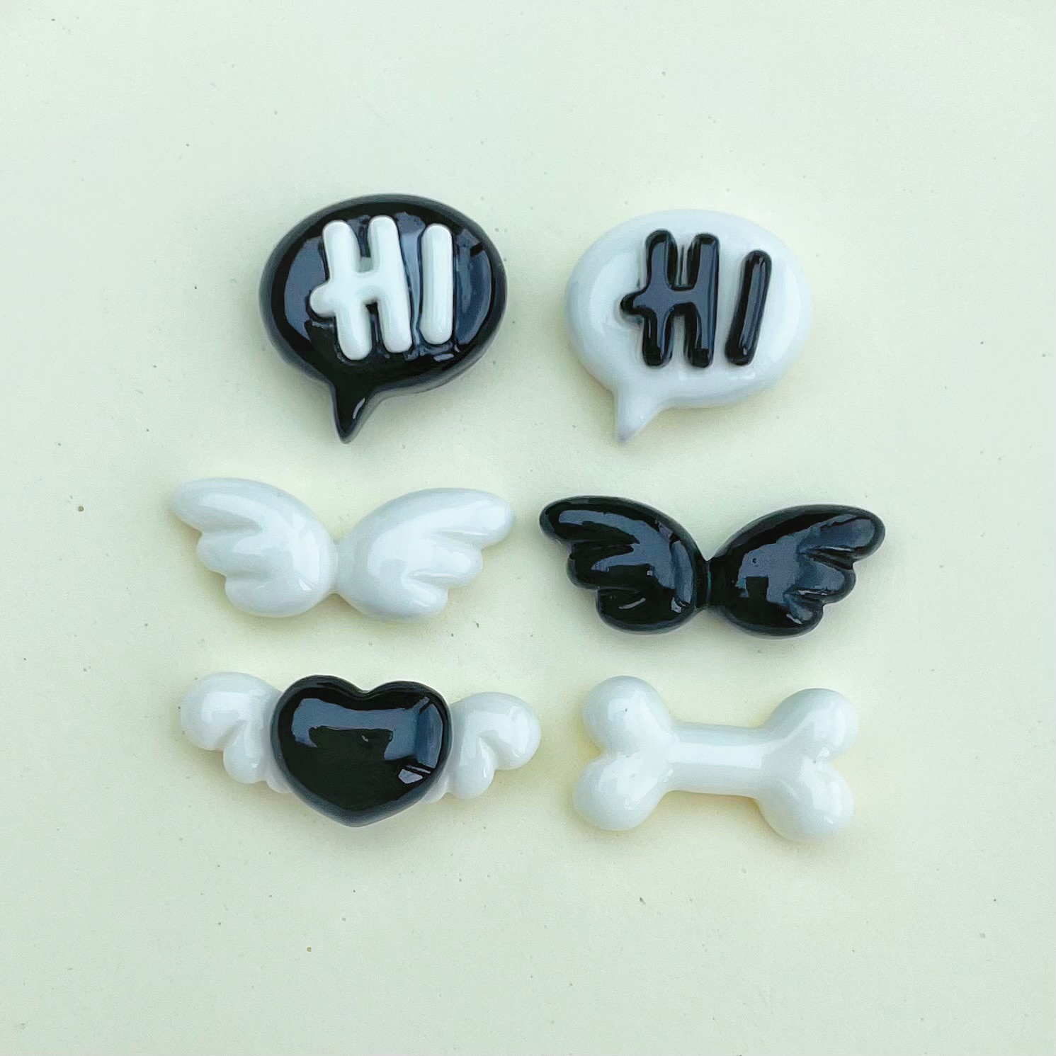 Alas negras hueso blanco brillante mini tamaño pequeño resina accesorios crema teléfono Shell clip de pelo negro y blanco pendientes