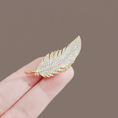 High-end temperament full diamond feather brooch design niche suit corsage light luxury pin collar pin anti-exposure accessories