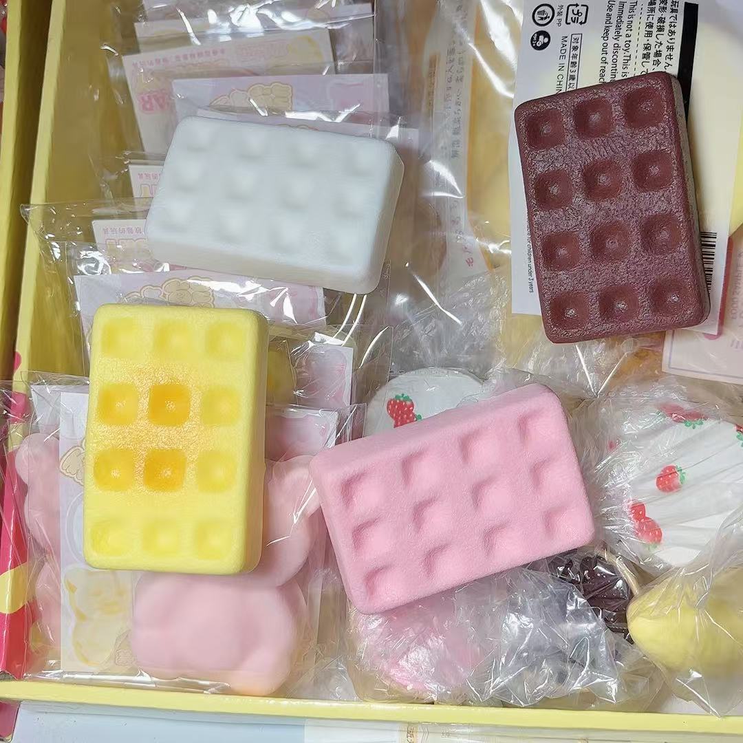 무작위 색상의 직사각형 빵 느린 리바운드