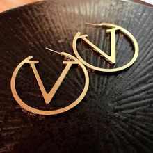 钛钢欧美简约设计几何圈圈字母V大耳圈时尚轻奢网红耳钉耳环女