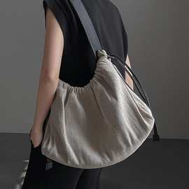 帆布斜跨女大包2025ins小众设计拼接撞色抽绳麻料手提单肩旅行包