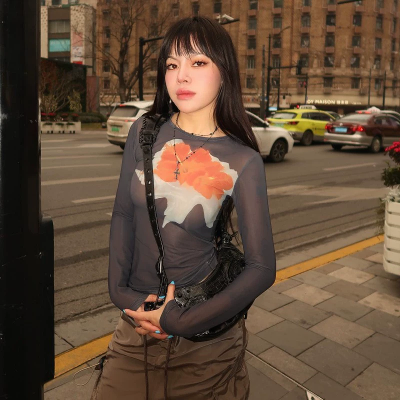 L003TP Европейская и американская сексуальная новинка 2024 года, однотонная сетчатая футболка с круглым вырезом и длинными рукавами, с принтом, облегающая короткая женская футболка