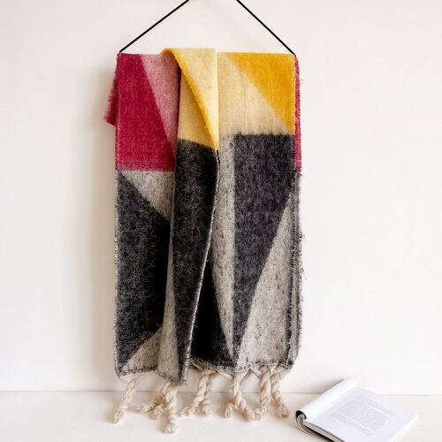 New geometric triangular scarf for women—versatile winter style, green seahorse-patterned shawl for women’s street-style photoshoots, trendy European and American fashion.
