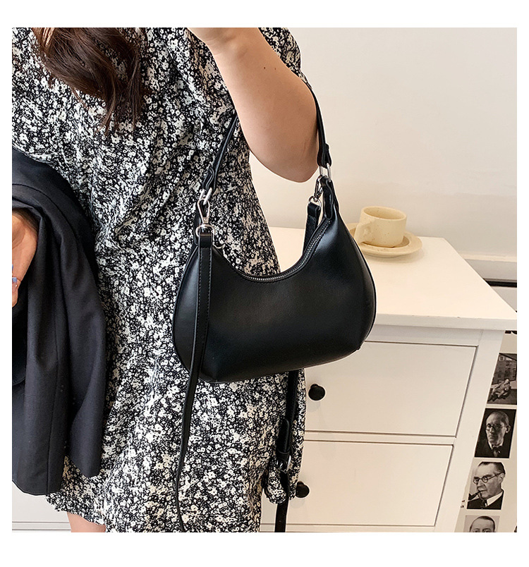 2022 New Solid Color Crossbody Shoulder Underarm Dumpling Bag display picture 4