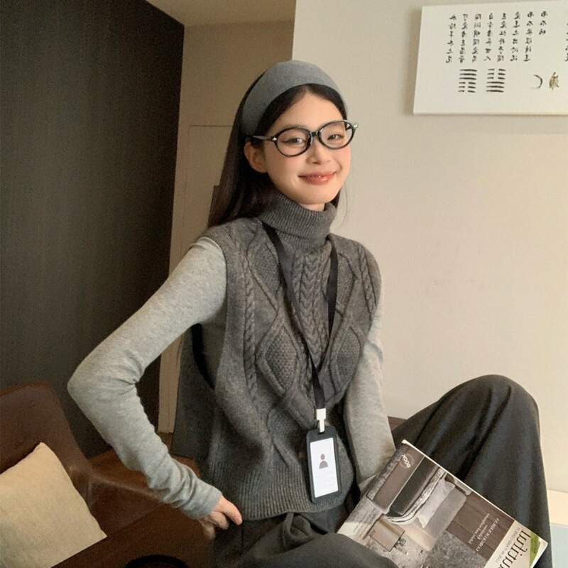 College-style gray turtleneck knitted vest for women, suitable for autumn and winter, with a sophisticated and stylish design, can be worn as a sweater vest or layered over other tops