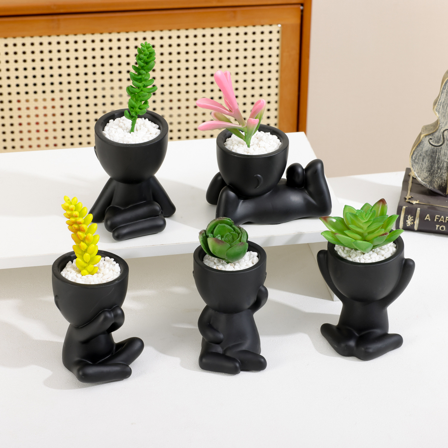 Personajes transfronterizos en maceta decoración de la sala de estar en el viento verde plantación de mesa bonsai casa en maceta puede etiquetarse