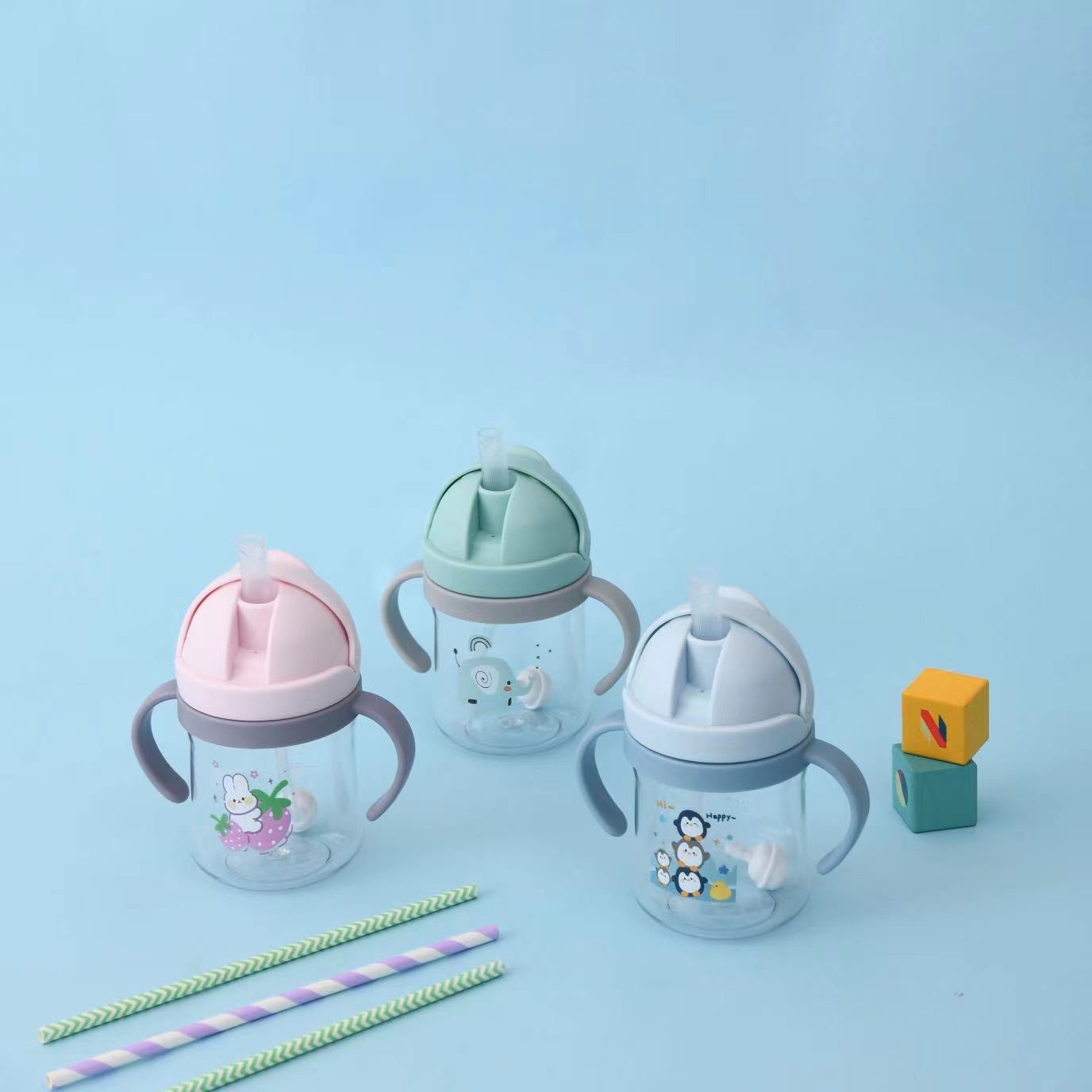 Taza de agua infantil encantadora taza de paja de plástico de dibujos animados para niños de jardín de infantes bebés taza de agua portátil resistente a la caída de verano