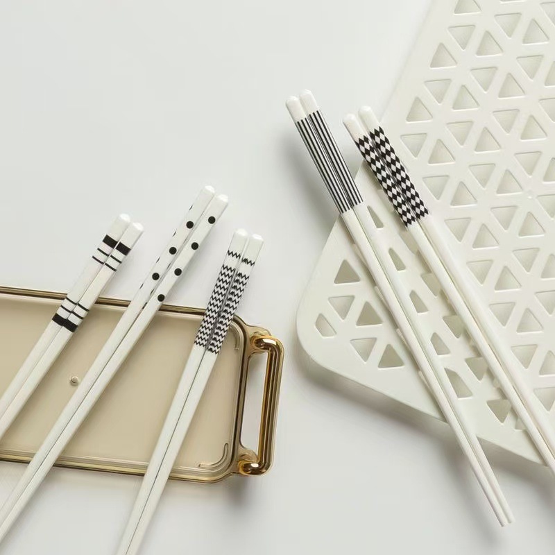 Paletas de cerámica de alto valor facial horno de microondas creativo para el hogar Hepburn estilo creativo palillos rojo antibacteriano anti moho