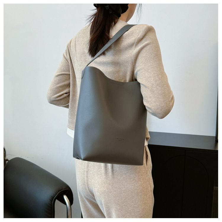 Solid color Tote bag 2024 new style, high-end, large-capacity single-shoulder versatile, niche women's bag, casual and simple bucket bag undefined