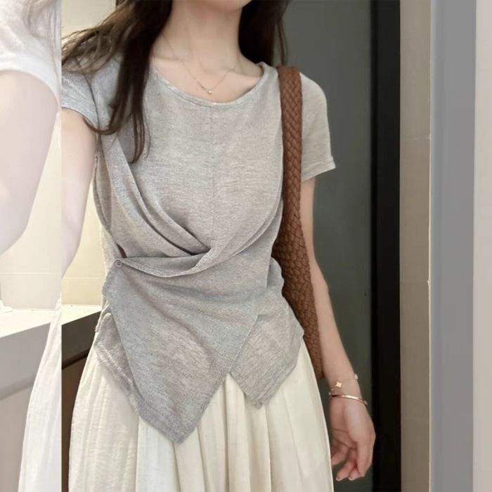 ヨーロッパの人気の女性用半袖Tシャツ2025新しい夏の薄いスタイル、軽い高級感、ハイエンド、超人気の年齢を減らすユニークなトップス|undefined