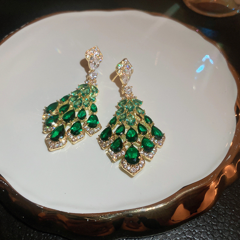 Agujas de plata transfronterizas flores de zircón aretes de bordillo estilo de moda pernos de auriculares lujosos de alto nivel de diseño de auriculares nicho